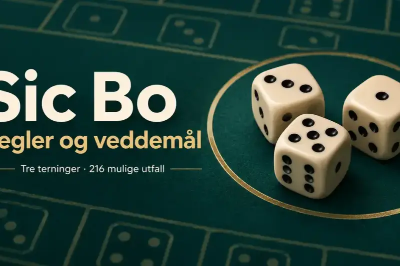 Tre elfenbensfargede terninger på et mørkegrønt spillebord med teksten «Sic Bo – Regler og veddemål» og «Tre terninger · 216 mulige utfall».