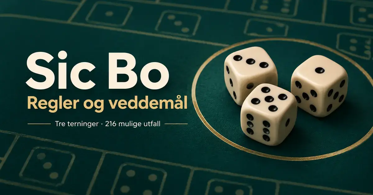 Tre elfenbensfargede terninger på et mørkegrønt spillebord med teksten «Sic Bo – Regler og veddemål» og «Tre terninger · 216 mulige utfall».